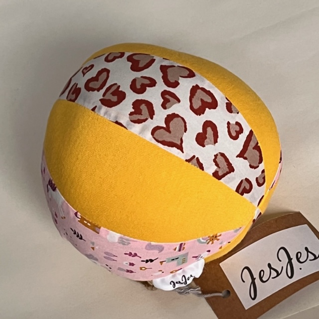 Foto 2 bij artikel "Baby speelbal 'Eenhoorn/hartjes'".